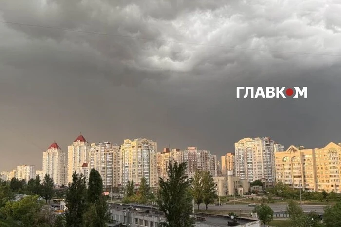 На Київщину сунуть грози та град: оголошено штормове попередження