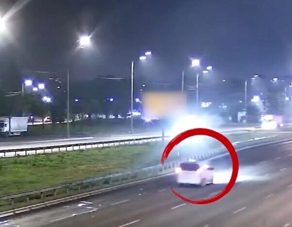 Сп’янілий кермувальник Mercedes зіткнувся з бар’єром у Святошині (відео)