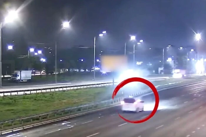 Сп’янілий кермувальник Mercedes зіткнувся з бар’єром у Святошині (відео)