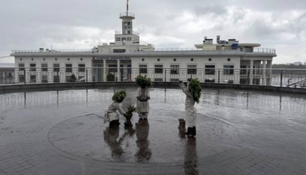 Дитячі статуї засновників Києва одягли в трипільський одяг 9 Дитячі статуї засновників Києва одягли в трипільський одяг 9