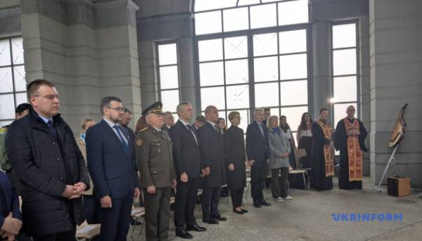 Люксембург передав Україні тіла для перепоховання лідера ОУН Андрія Мельника та його дружини. 20 Люксембург передав Україні тіла для перепоховання лідера ОУН Андрія Мельника та його дружини. 20