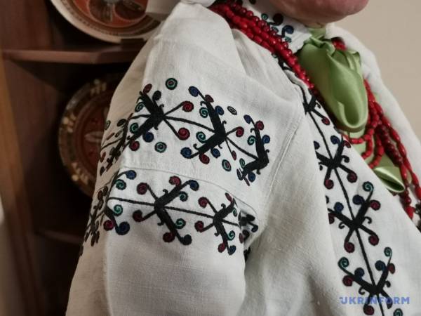 Як майстрині з Вінниці вишили жіночу долю в одязі 11