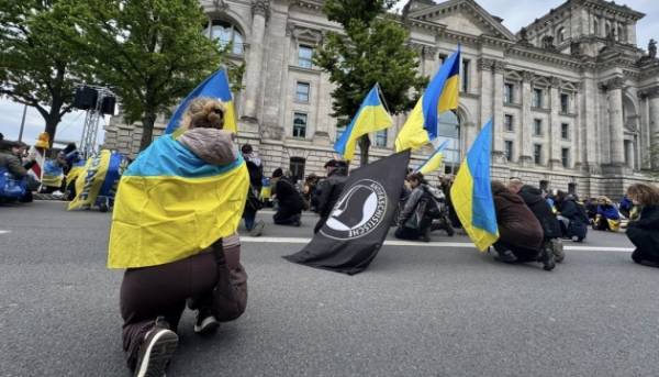 У Берліні вшанували пам'ять українських жертв Другої світової війни та виступили з закликом до створення спеціального меморіалу. 15 У Берліні вшанували пам'ять українських жертв Другої світової війни та виступили з закликом до створення спеціального меморіалу. 15