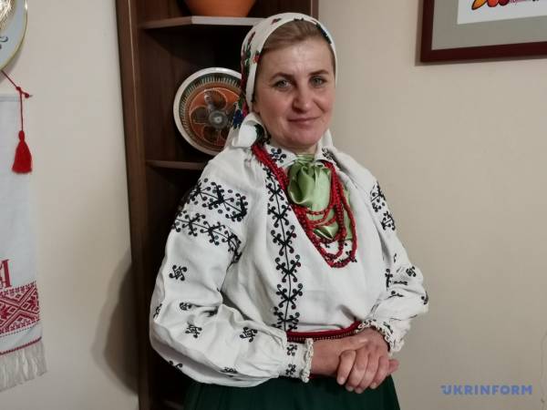 Як майстрині з Вінниці вишили жіночу долю в одязі 9