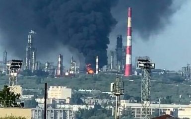 Головна 100 Сиранський нафтопереробний завод горить після атаки безпілотників — відео