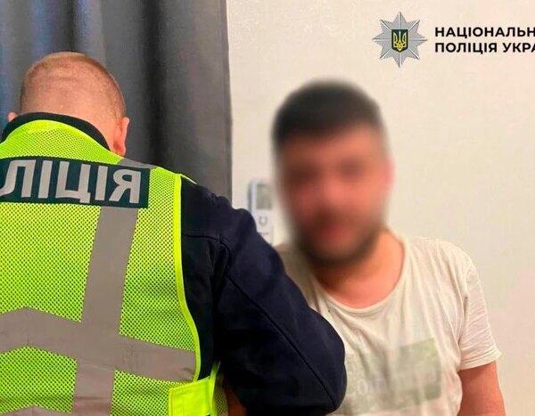 Нападника схопили: киянина вдарили ножем на Подолі столиці.