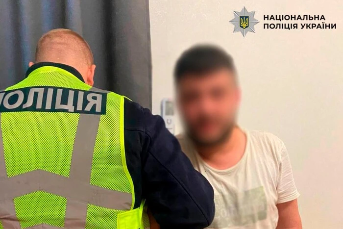 Нападника схопили: киянина вдарили ножем на Подолі столиці.