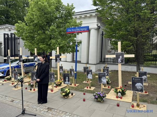 Протест біля російського посольства у Варшаві, де демонстрували фото загиблих українських дітей. 11