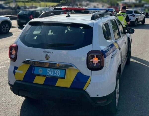 У Києві чоловік гасав подвір’ям біля багатоквартирного будинку і стріляв.