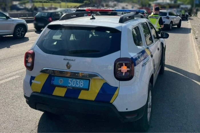 У Києві чоловік гасав подвір’ям біля багатоквартирного будинку і стріляв.