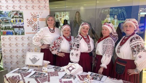Головна 140 Рівненщина поповнила перелік культурної спадщини вишитими картинами з бузком та…