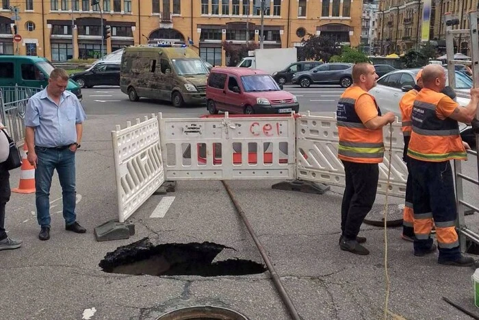 У столиці, вдруге за цей день, на дорожньому покритті з’явилася вирва (знімки)