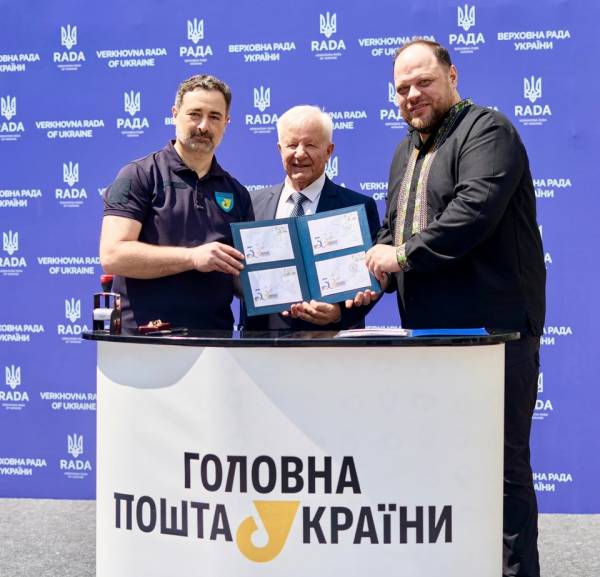 З нагоди 30-річчя Основного Закону України було представлено унікальну поштову марку. 6
