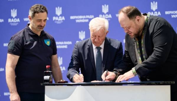 З нагоди 30-річчя Основного Закону України було представлено унікальну поштову&hellip;