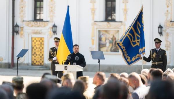 Президент України Володимир Зеленський вручив нагороди та присвоїв почесні звання 198 українцям, п'ять із яких були удостоєні цього посмертно. 14