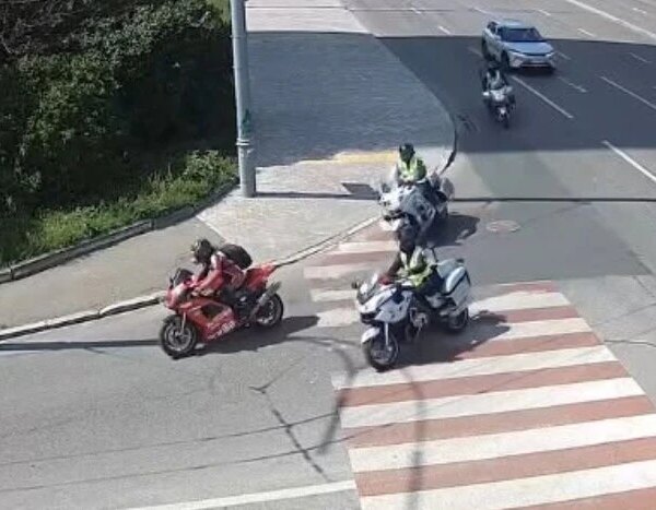 Головна 127 В Печерському районі водій мотоцикла тікав від поліції та врізався…