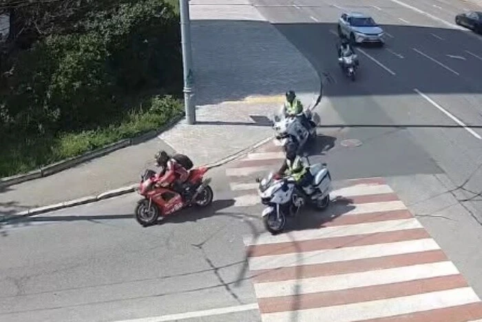Головна 114 В Печерському районі водій мотоцикла тікав від поліції та врізався…