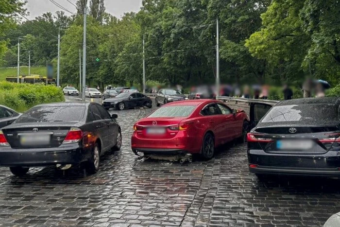 Рух на Подільському узвозі ускладнений в обидва боки через дорожньо-транспортну пригоду. 12 Рух на Подільському узвозі ускладнений в обидва боки через дорожньо-транспортну пригоду. 3