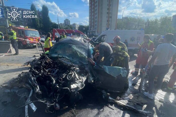 У столиці водій, перевищивши швидкість, скоїв наїзд на підземний перехід: є жертви. 1 У столиці водій, перевищивши швидкість, скоїв наїзд на підземний перехід: є жертви. 1
