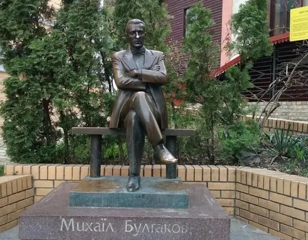 Головна 157 Чий пам’ятник повинен стояти замість Булгакова? У мережі спалахнула дискусія…
