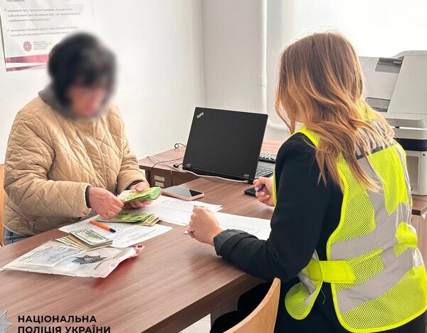 Правоохоронці повернули більше мільйона гривень киянкам, які переказали кошти аферистам,&hellip;