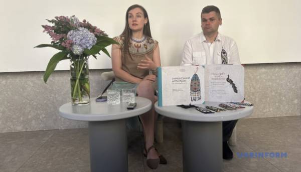 Нова книжка про традиційні прикраси з бісеру «Український котильон» побачила світ у Чернівцях. 12