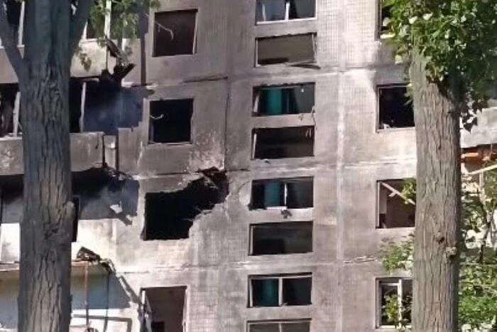 Київ під облогою: Безпілотник влучив у житловий будинок у Лісовому масиві (відеозапис) 13