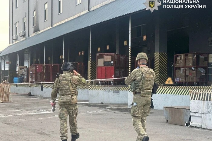 Головна 111 Чоловік загинув, двоє травмовані внаслідок вибуху на поштовому терміналі на…