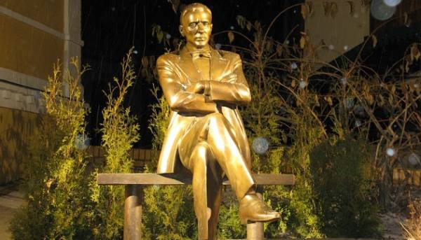 Пам'ятник Булгакову прибрали в столиці 20 Пам'ятник Булгакову прибрали в столиці 20