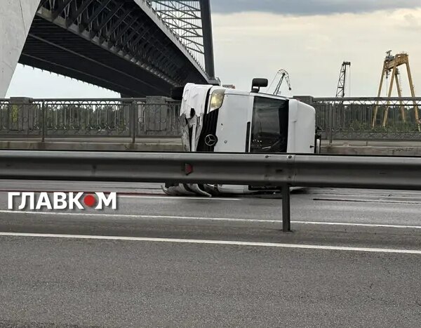 У столиці перекинувся мікроавтобус: де утворилися затори (фото)