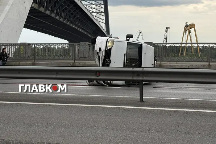 У столиці перекинувся мікроавтобус: де утворилися затори (фото) 1