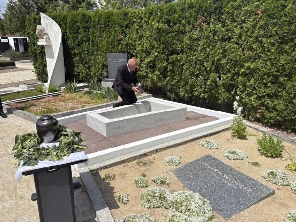 Прах Мілана Кундери та його дружини було поховано в чеському місті Брно. 5 Прах Мілана Кундери та його дружини було поховано в чеському місті Брно. 5