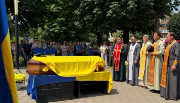 Прощаються з пілотом і штурманом, які загинули внаслідок аварії Су-24М&hellip;