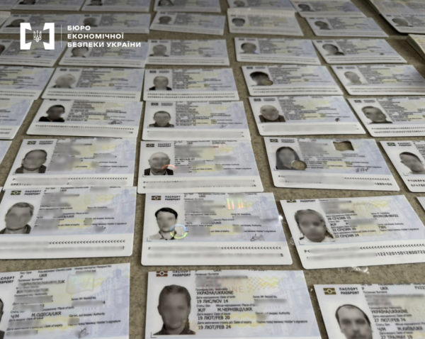 Масштабне виробництво підроблених документів виявили в Україні 7