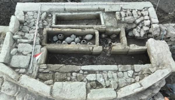 Під час несанкціонованих розкопок у Херсонесі загарбники виявили унікальні похоронні&hellip;