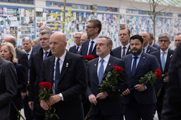 Президент України та прем'єр-міністр Нідерландів віддали шану загиблим українським захисникам у столиці. 17