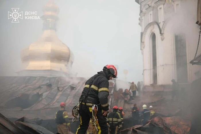 Рятувальники прибирають руйнування після атаки на Києво-Печерську лавру (фото, відео) 12 Рятувальники прибирають руйнування після атаки на Києво-Печерську лавру (фото, відео) 7