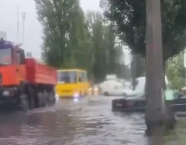 Вулиця Академіка Кухаря в Києві підтоплена внаслідок сильних дощів, рух&hellip;