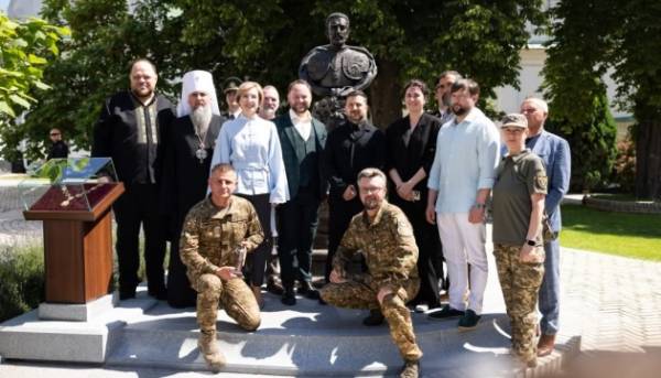 У Києво-Печерській лаврі з’явився пам’ятник гетьману Івану Мазепі