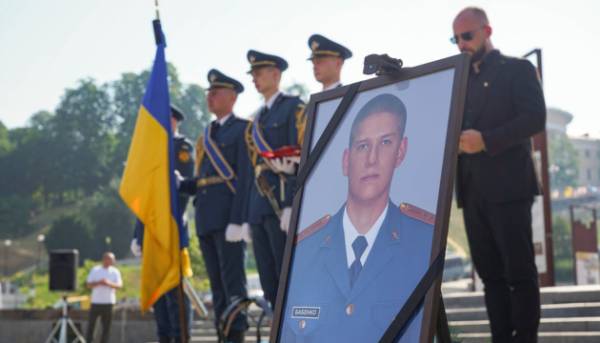 Прощаються з пілотом і штурманом, які загинули внаслідок аварії Су-24М на Хмельниччині 12 Прощаються з пілотом і штурманом, які загинули внаслідок аварії Су-24М на Хмельниччині 12