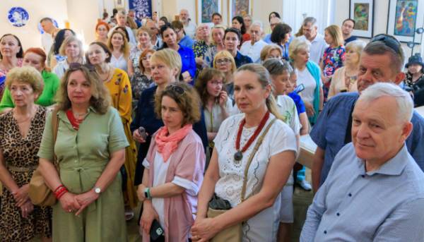 У Києві презентували експозицію «Мир небу і землі. Порцелянова симфонія родини Трегубових» 6