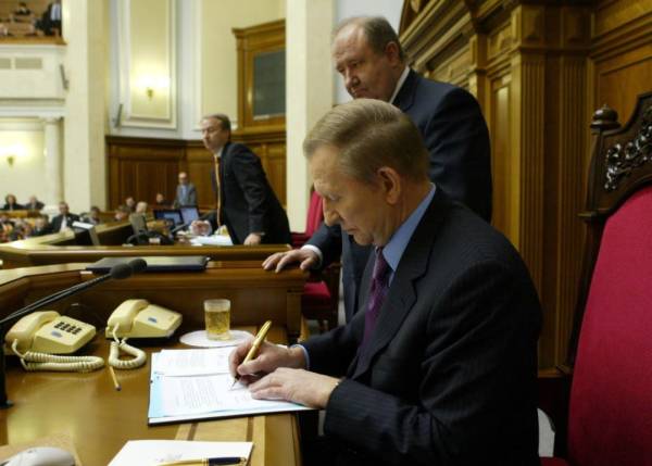 Історія може поставити перед Україною питання про можливі конституційні зміни після війни, зазначив Леонід Кучма. 4