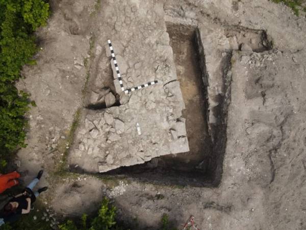На Хмельницькій області виявлено основу дзвіниці печерного монастиря 14 На Хмельницькій області виявлено основу дзвіниці печерного монастиря 14