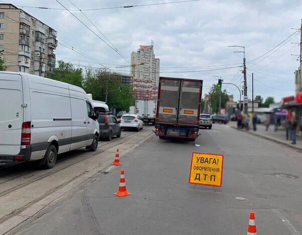 Головна 122 У столиці під колесами вантажного авто померла літня жінка: подробиці…