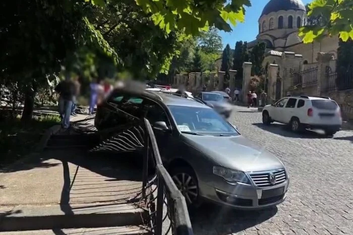 Автопригода на Печерську: нетверезий кермувальник намагався втекти заднім ходом і врізався в&hellip;