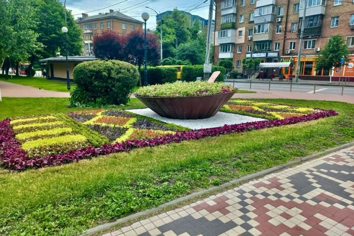 Український борщ на вишитому рушнику: унікальний квітник прикрасив сквер у Києві 18 Український борщ на вишитому рушнику: унікальний квітник прикрасив сквер у Києві 6
