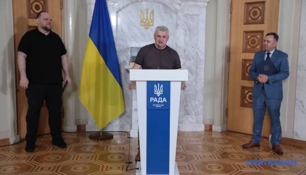Фотовиставка Укрінформу та посольства США, присвячена 250-річчю незалежності Сполучених Штатів, була відкрита в Раді. 32