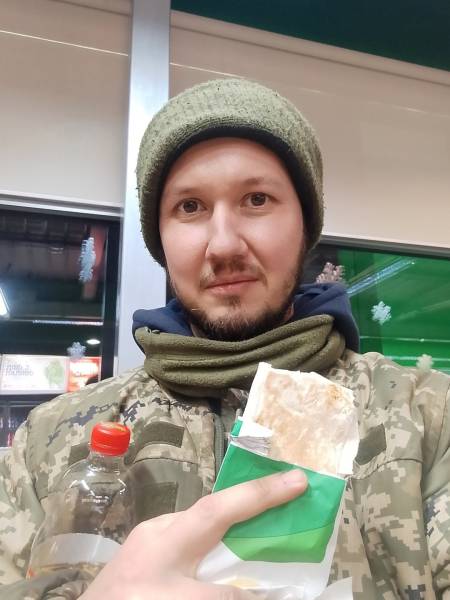 Ігор Ходжаніязов, поет, перекладач та музикознавець, загинув на передовій. 8