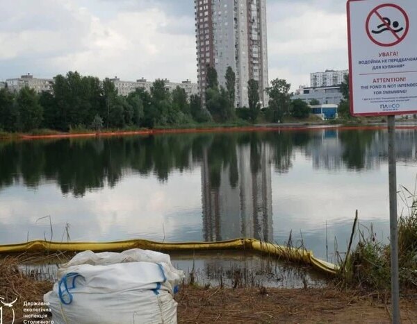 Київська атака 2 липня: екологи зафіксували свіжі нафтові розливи в Кирилівському озері
