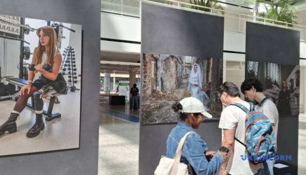 Фотогалерея в Гаазі: Говард Баффетт демонструє стійкість українського народу